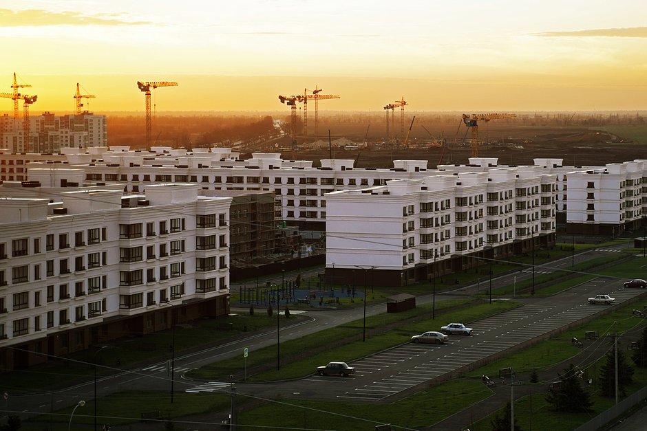 Вид на строящиеся жилые дома в Мариуполе