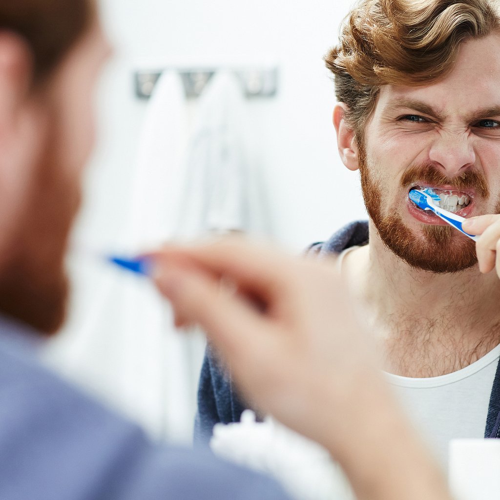 Мужчина чистил зубы 17 раз в день