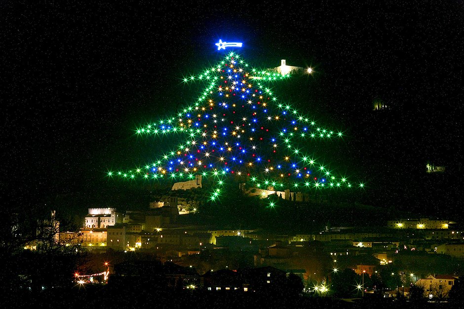 Самая большая в мире новогодняя «елка» в Италии, в коммуне Губбио