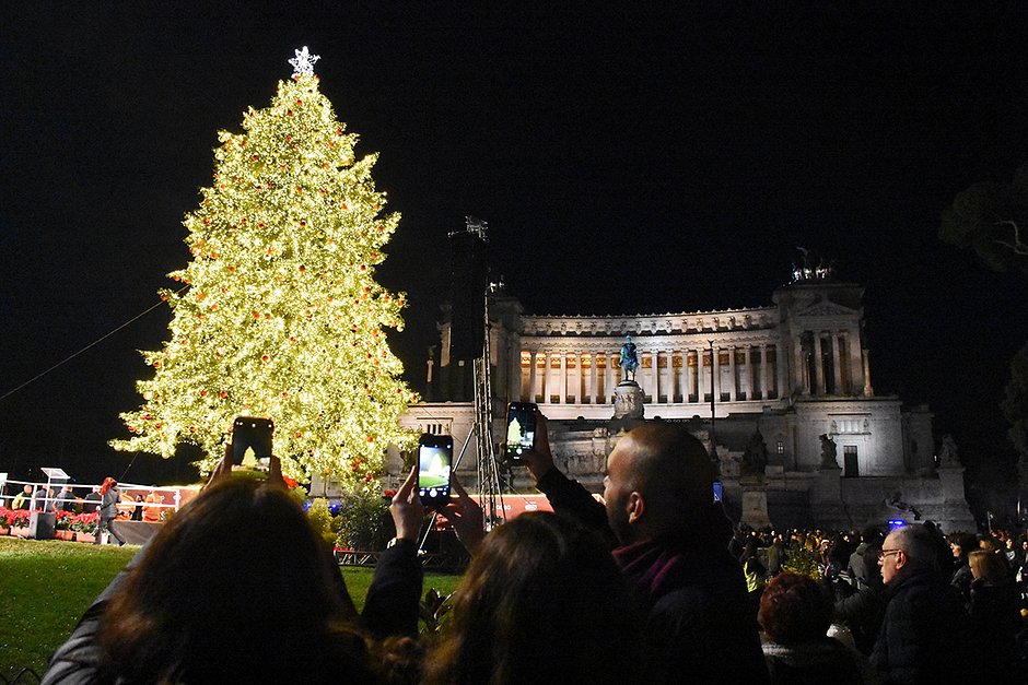 Главная елка Рима светится благодаря солнечной энергии