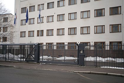 Финляндия отреагировала на кувалды во дворе посольства в Москве
