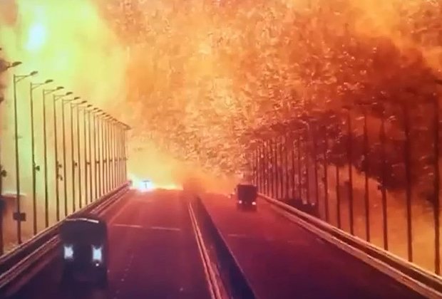 Момент взрыва фуры на Крымском мосту. Кадр: Smotrim.ru