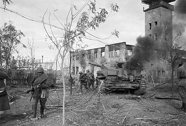 Советские солдаты у дымящегося немецкого танка в поселке Красноармейск (ныне район Волгограда), около сталинградской судоверфи (завод №264)