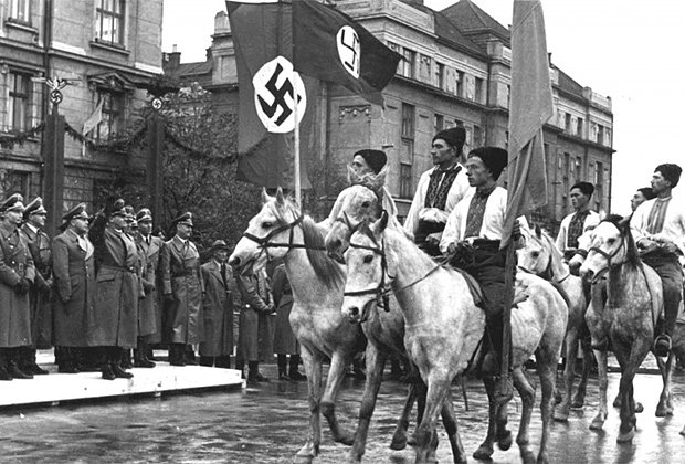 Нацистский парад в Станиславе (Ивано-Франковск) в честь визита генерал-губернатора Польши рейхсляйтера Ганса Франка