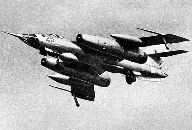 Советский сверхзвуковой военный самолет Як-28