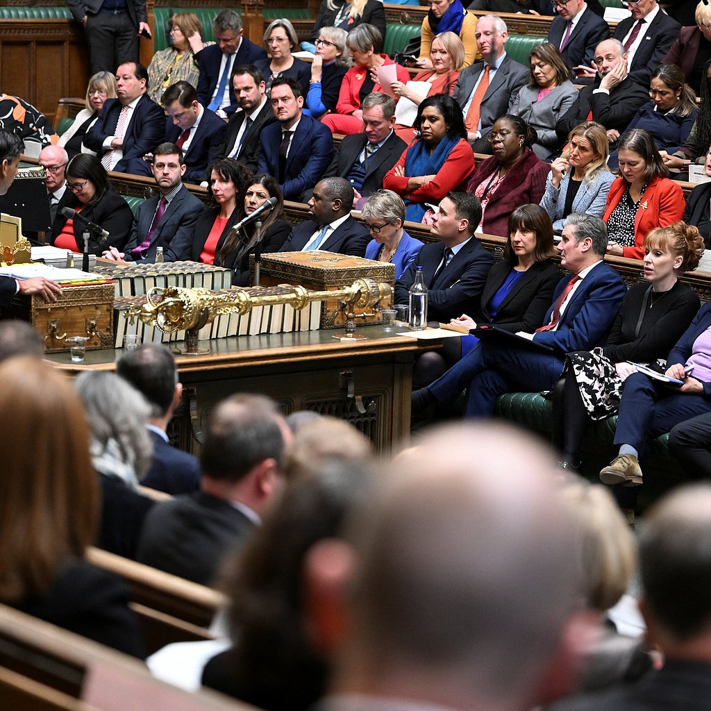 Что лежит на столе в парламенте великобритании
