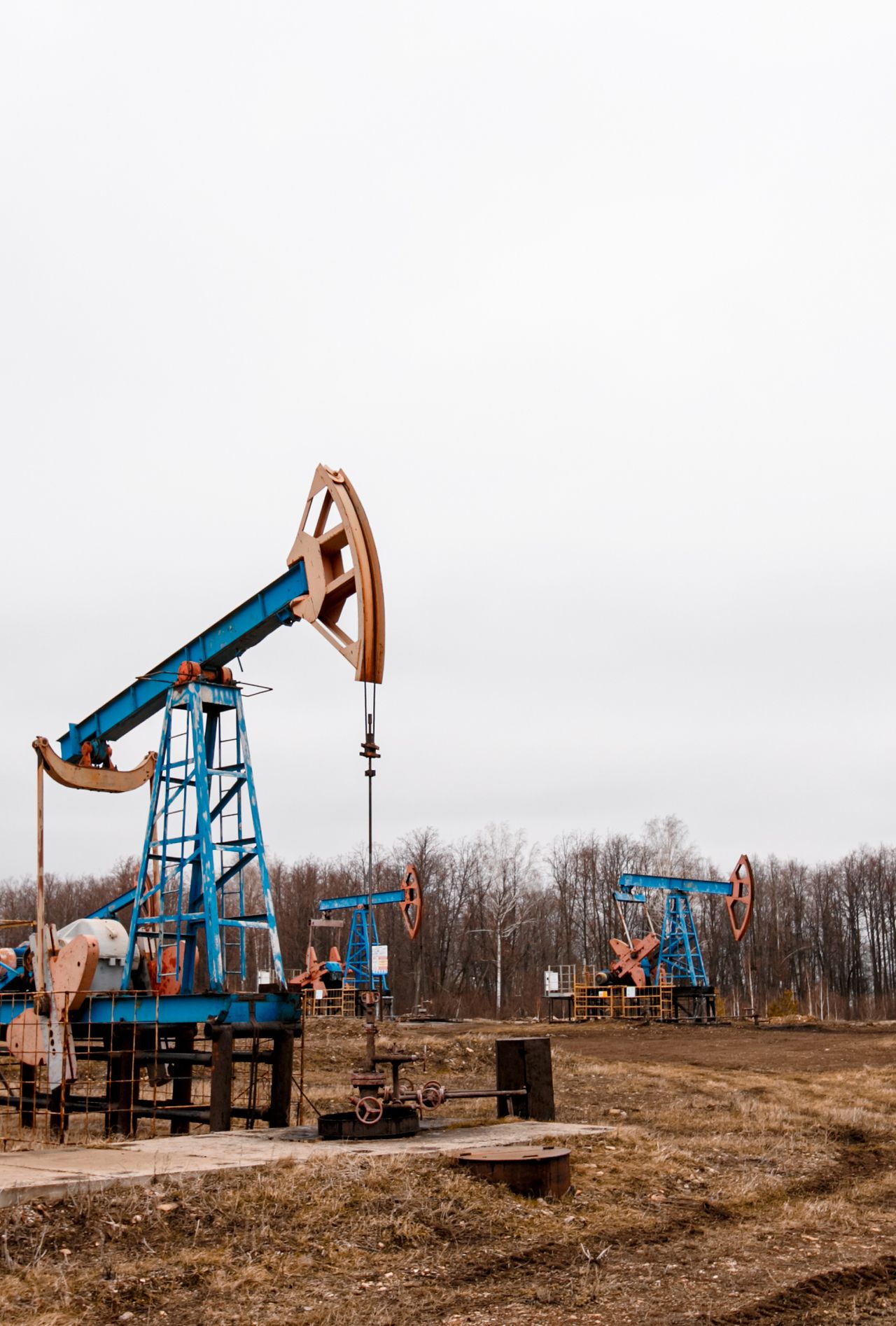 digging for oil with machine