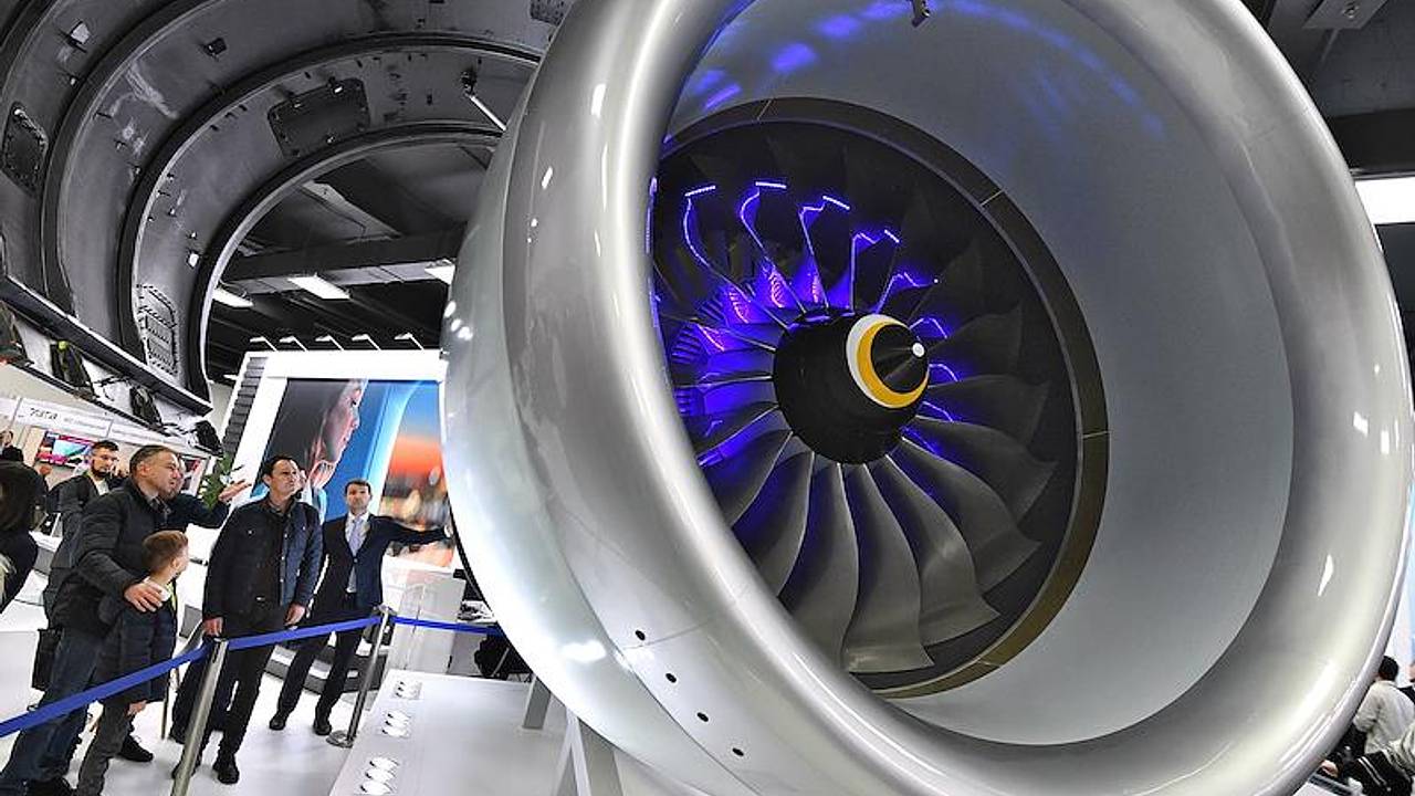 Замену двигателей Superjet 100 на российские признали слишком сложной:  Госэкономика: Экономика: Lenta.ru