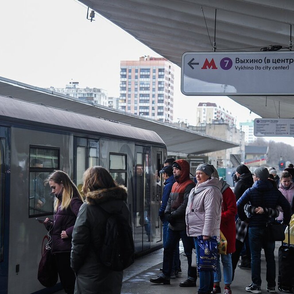 вход в метро выхино