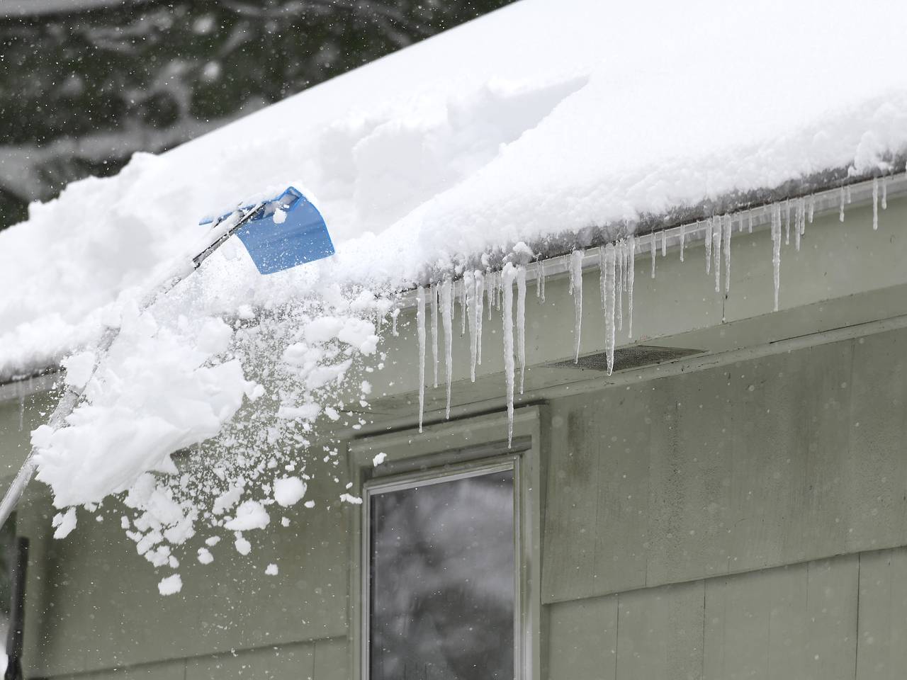 Щетка для очистки снега с крыши дома
