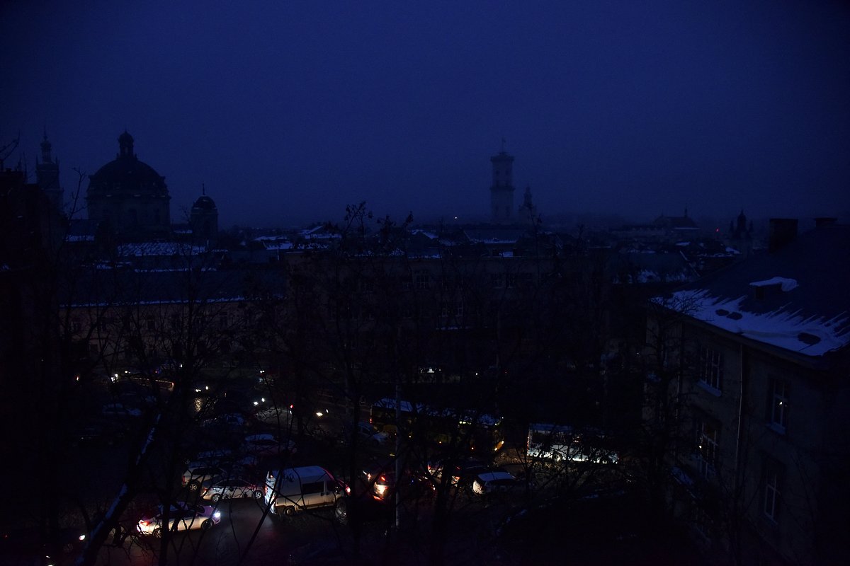 Вид на центр Львова после отключения электричества, 23 ноября 2022 года