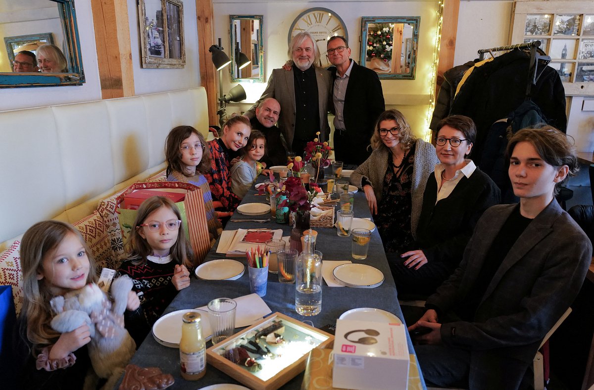 Семья украинских беженцев с польскими семьями во время рождественского ужина в ресторане в Варшаве, Польша, 18 декабря 2022 года