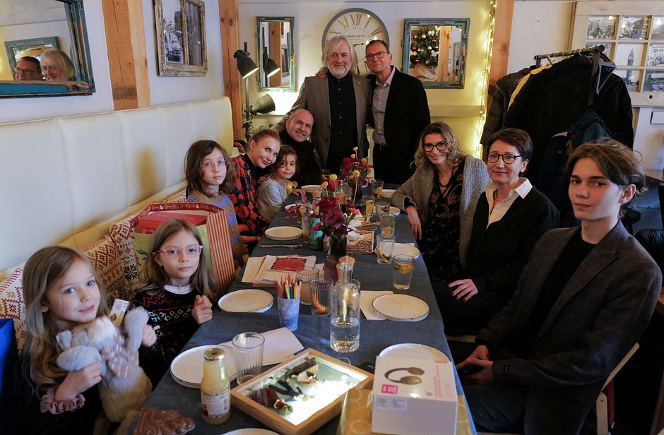 Семья украинских беженцев Бережко с польскими семьями Миодушевских и Кочек во время рождественского ужина в ресторане в Варшаве, Польша, 18 декабря 2022 года