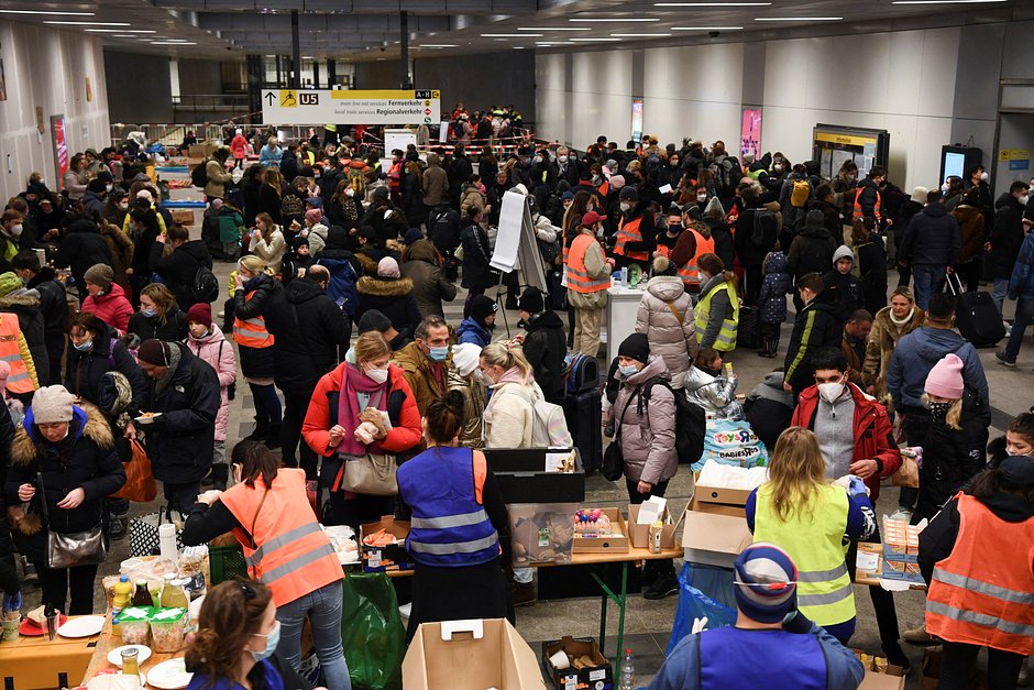 Добровольцы помогают людям, прибывающим с Украины, на Центральном вокзале Берлина, Германия, 8 марта 2022 года