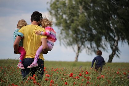 Российские семьи получили право на новое универсальное пособие на детей