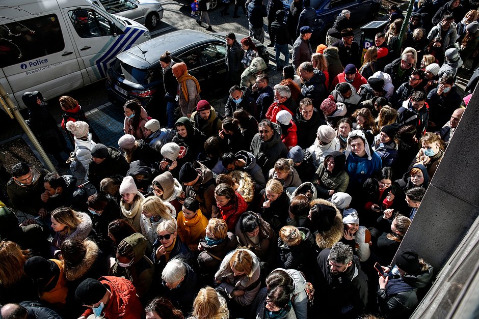 Перемещенные украинцы ждут у временного иммиграционного офиса в Брюсселе, Бельгия, 7 марта 2022 года
