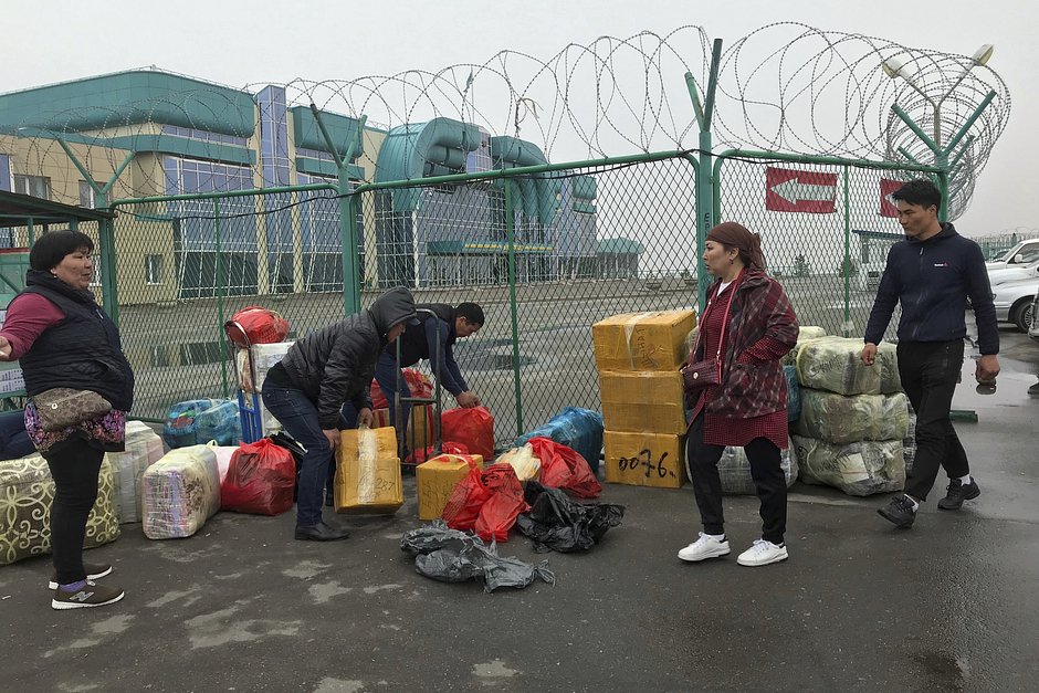 Торговцы упаковывают свои товары за пределами специальной торговой зоны вдоль казахстанско-китайской границы возле Хоргоса, 1 апреля 2018 года
