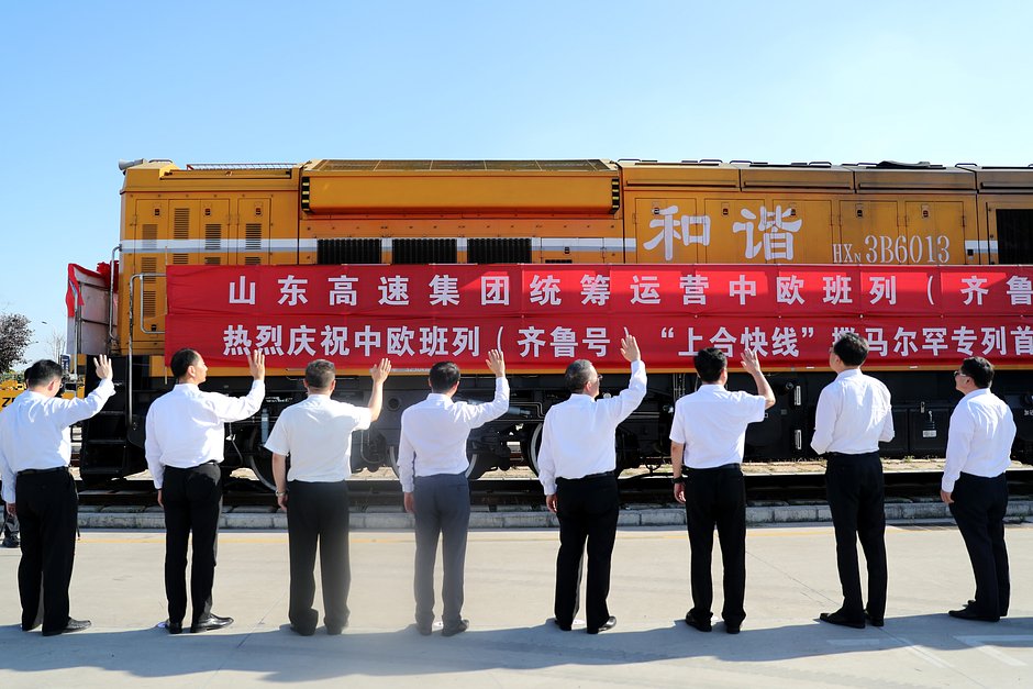 Первый грузовой поезд Китай — Европа из демонстрационной зоны Циндао Шанхэ в Самарканде, Узбекистан, отправляется под наблюдением таможни в Циндао, провинция Шаньдун, Китай, 28 сентября 2022 года