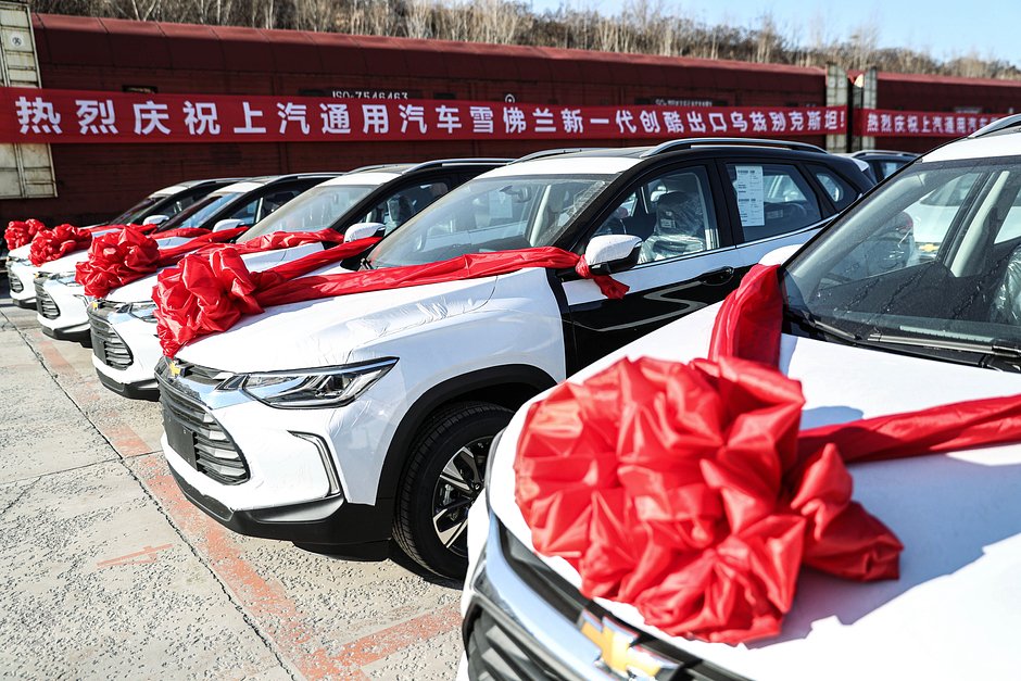 Спортивные внедорожники Chevrolet Tracker производства SAIC General Motors Shenyang Beisheng Plant рядом с грузовым поездом перед экспортом в Узбекистан, Шэньян, провинция Ляонин, Китай, 11 декабря 2020 года
