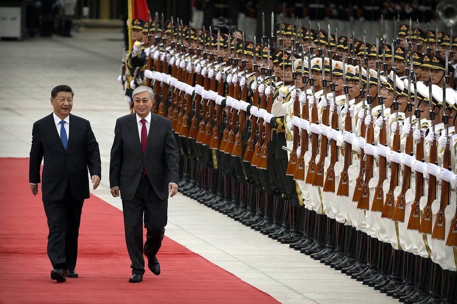 Председатель Китая Си Цзиньпин (слева) и президент Казахстана Касым-Жомарт Токаев осматривают почетный караул во время церемонии приветствия в Доме народных собраний в Пекине, 11 сентября 2019 года