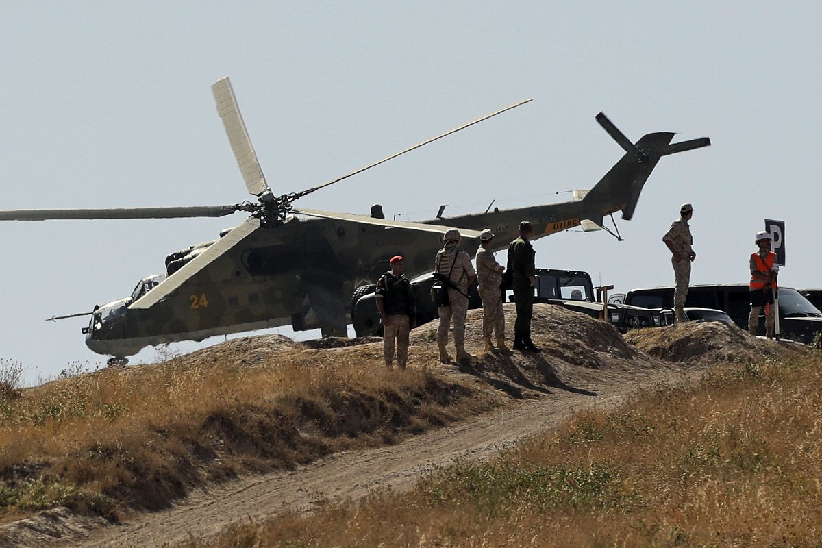 Военный вертолет пролетает над полигоном во время стратегических командно-штабных учений «Центр-2019» на полигоне Ляур, в 40 километрах южнее Душанбе, в Таджикистане, 18 сентября 2019 года