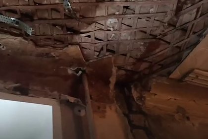 В квартире многодетной матери из российского города рухнул потолок
