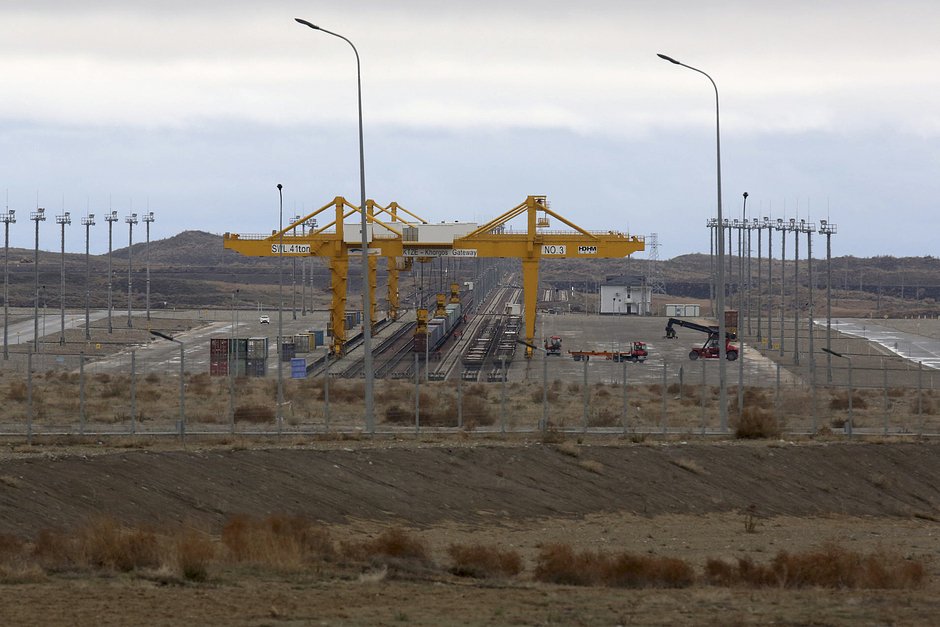 Краны на шлюзе Хоргос, одном из крупнейших в мире сухих доков на удаленном переходе вдоль казахстанско-китайской границы, 1 апреля 2018 года