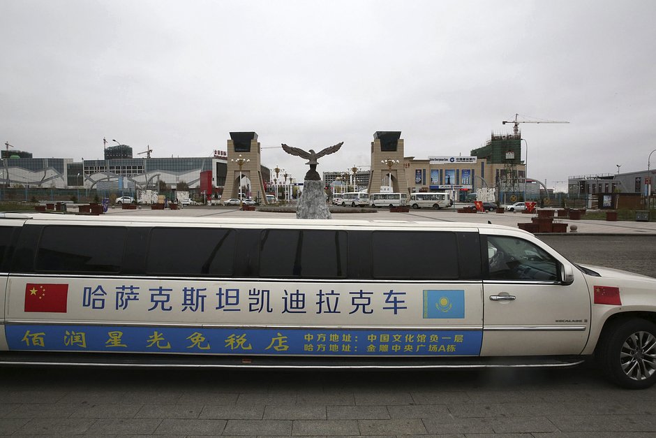 Лимузин с китайским и казахстанским флагами в специальной торговой зоне вдоль казахстанско-китайской границы возле Хоргоса, 1 апреля 2018 года