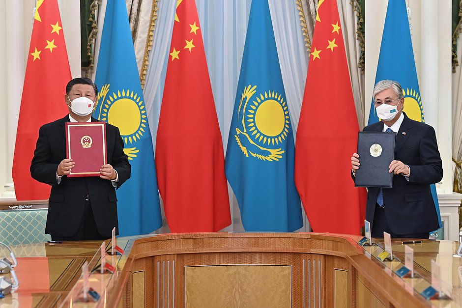 Президент Казахстана Касым-Жомарт Токаев (справа) и председатель КНР Си Цзиньпин (слева) на церемонии подписания совместной декларации по случаю 30-летия установления дипломатических отношений между странами в Астане, Казахстан, 14 сентября 2022 года