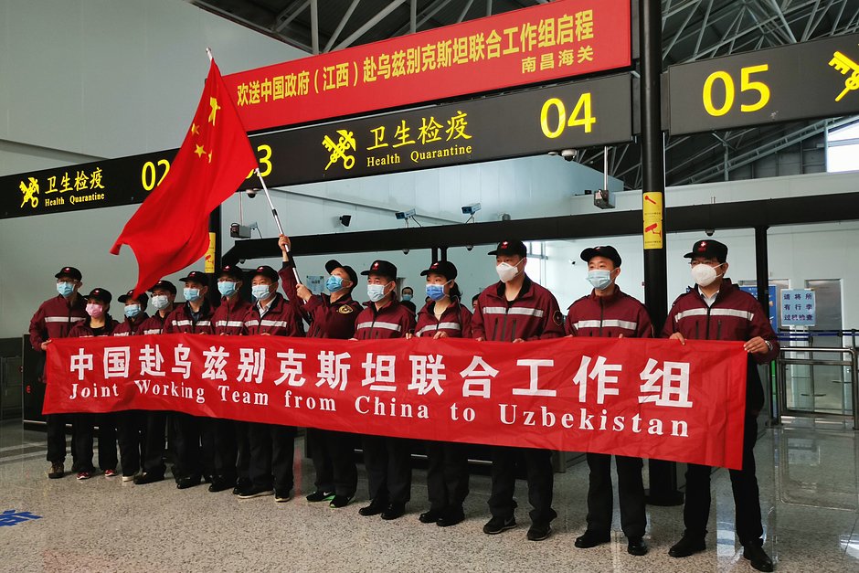 Члены китайской совместной противоэпидемической рабочей группы отправляются в Узбекистан, Наньчан, провинция Цзянси, Китай, 17 апреля 2020 года