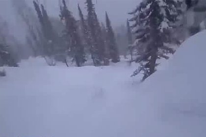 Попавший под лавину россиянин записал на видео свое спасение