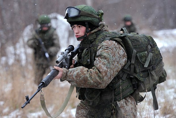 Военные демонстрируют экипировку «Ратник»