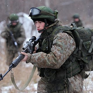 Военные демонстрируют экипировку «Ратник»