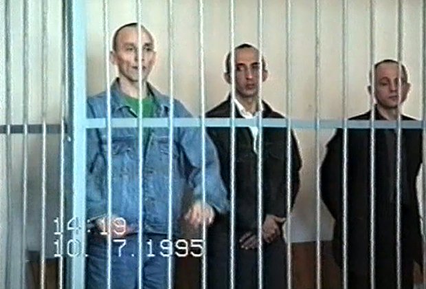Сергей Мадуев (слева) с подельниками в суде. Кадр: телепередача «Следствие вели...»