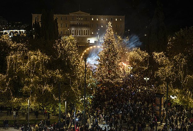 Праздничная ель в Афинах, на площади Синтагма. Фото: Petros Giannakouris / AP