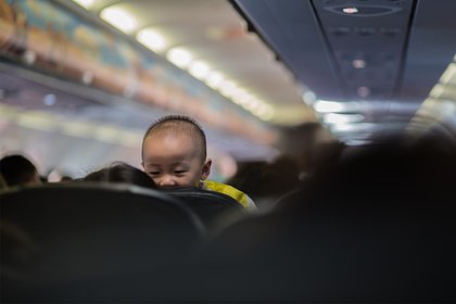 Психолог раскрыла способы успокоить шумных детей попутчиков в самолете