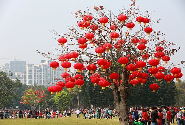 Красные фонарики во время празднований на Хайнане