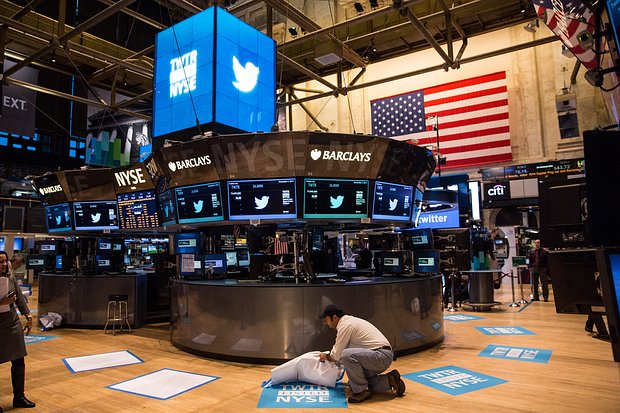 Рабочий открывает напольный коврик с логотипом Twitter, на котором будут торговаться акции Twitter (TWTR) в зале Нью-Йоркской фондовой биржи (NYSE), 7 ноября 2013 года, Нью-Йорк. Фото: Andrew Burton / Getty Images