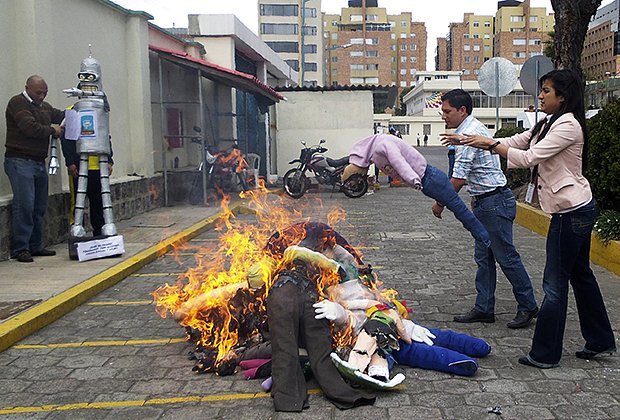В Эквадоре в Новый год сжигают чучело Старого года, избавляясь таким образом от всех бед и несчастий