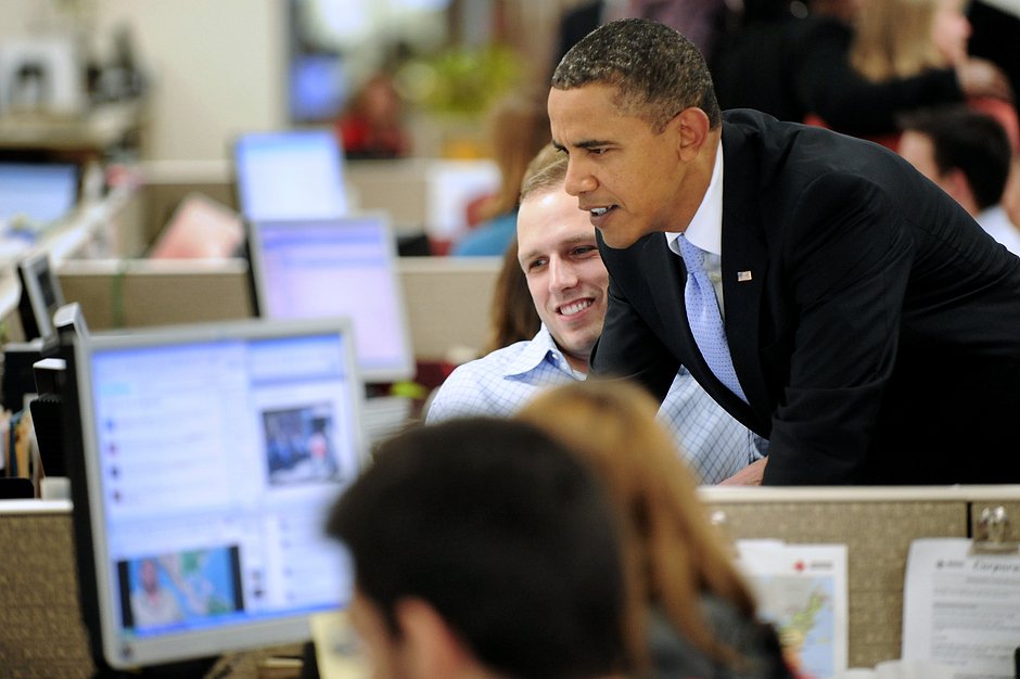 Президент США Барак Обама нажимает кнопку «Отправить» в своем первом посте в Twitter, 18 января 2010 года