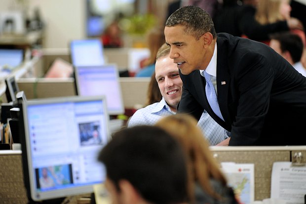 Президент США Барак Обама нажимает кнопку «Отправить» в своем первом посте в Twitter, 18 января 2010 года. Фото: Jonathan Ernst / Reuters