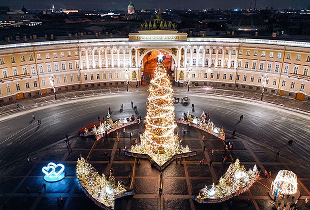 20 декабря в Санкт-Петербурге на Дворцовой площади зажглась большая новогодняя елка.