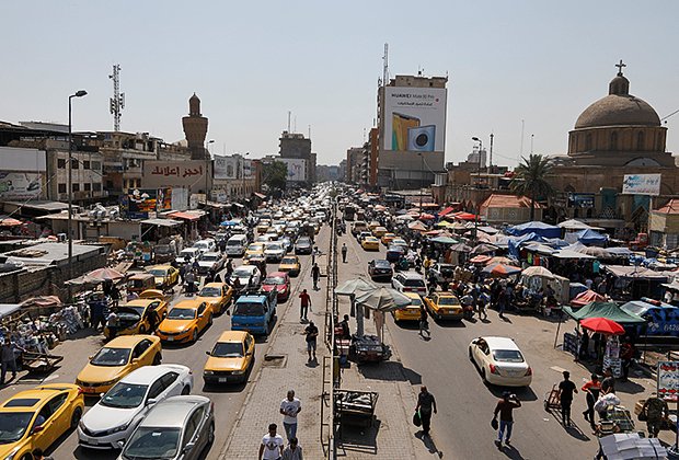 Движение на одной из центральных улиц иракской столицы