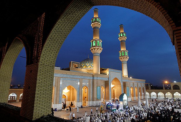 Верующие молятся перед мечетью в Наджафе
