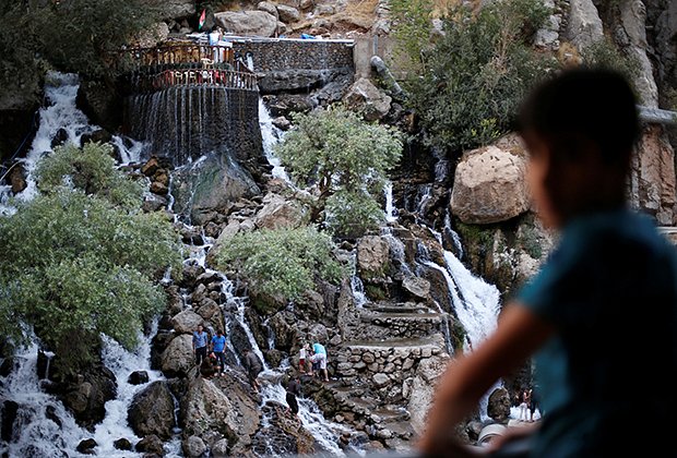 Туристы приезжают к водопаду Бекхал под Эрбилем