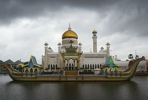 Плохая погода в столице Брунея в сентябре 2004 года не помешала торжественной церемонии бракосочетания принца и принцессы