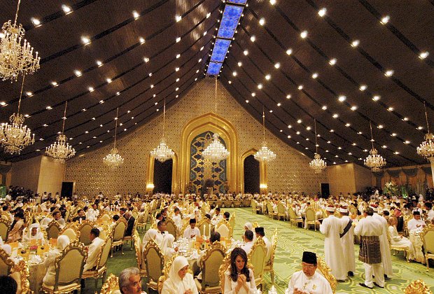 На банкете по случаю свадьбы принца и принцессы Брунея присутствовало несколько сотен гостей