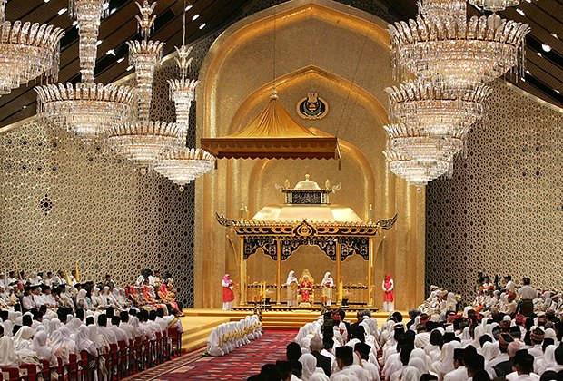На церемонию беринай принца Аль-Мухтади Биллы Болкиаха и его невесты было приглашено несколько сотен гостей