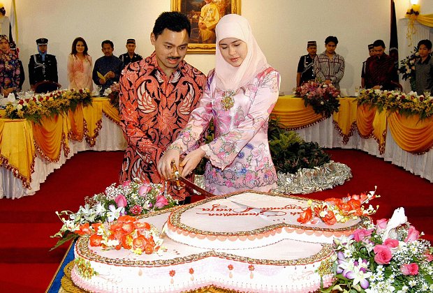Принц и принцесса Брунея торжественно разрезали свадебный торт через десять дней после свадьбы