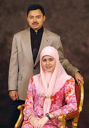 Для официальных фото принц Брунея позирует в национальной рубашке, а его супруга — в хиджабе